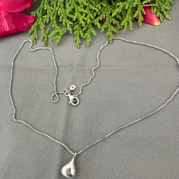 Silpada Jewelry - Silpada Elegant sterling Silver 925 Teardrop Necklace